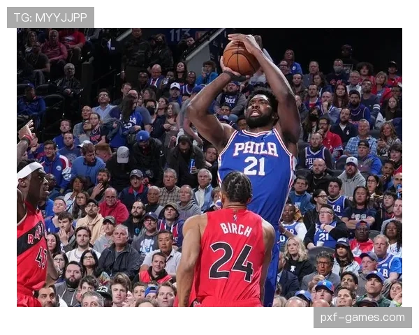 恩比德凌晨还在家摆龙门阵，球馆那个钢铁硬汉去哪了？