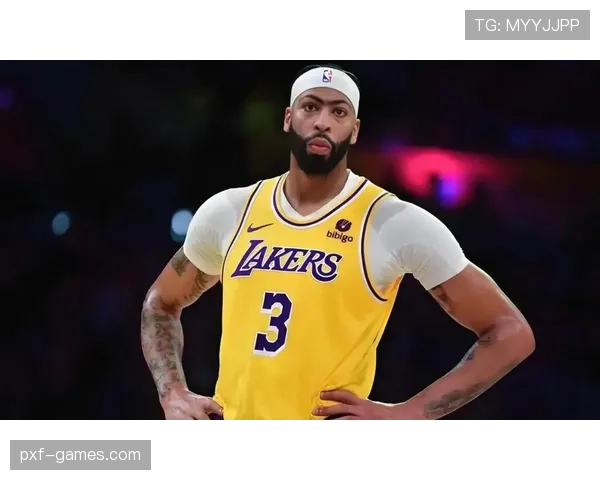 安东尼·戴维斯，球场像怪兽，下了场就是隔壁大叔，这反差笑死我